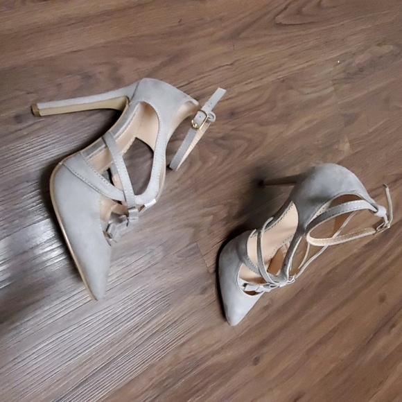 Journee Bow Detail Light Grey Heels - Picture 2 of 5